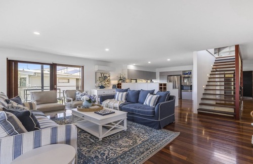 Emerald Beach Apartamento | Breathtaking Views, Shared Pool and Yard, Steps from Beach