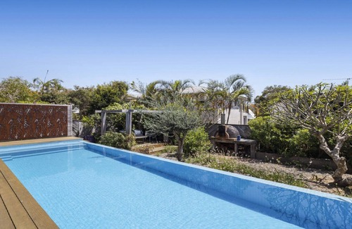 Emerald Beach Apartamento | Breathtaking Views, Shared Pool and Yard, Steps from Beach