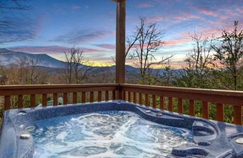 Black Bear Falls Casa | Breathtaking views of the Smokies, 3 mins to Gatlinburg