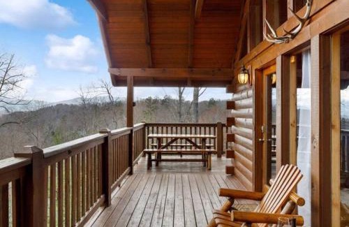 Black Bear Falls Casa | Breathtaking views of the Smokies, 3 mins to Gatlinburg
