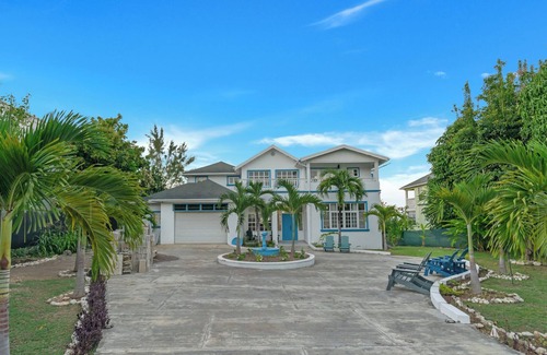 Boscobel Villa | Breathtaking Villa with ocean views, hot tub, BBQ, and steps from the beach