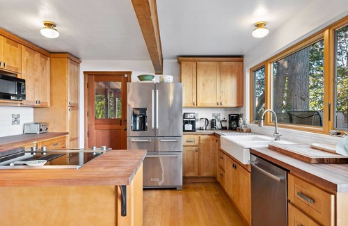 Suquamish Casa | Breathtaking Waterfront Home w Beach / Hot Tub