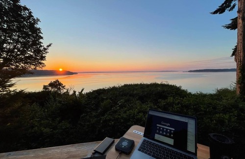 Suquamish Casa | Breathtaking Waterfront Home w Beach / Hot Tub