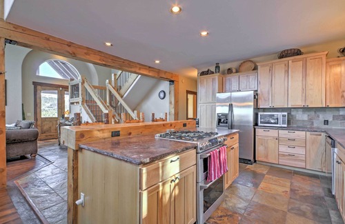Quandary Village Casa | Breckenridge 'Sky Lodge' - 4BR House w / Hot Tub!
