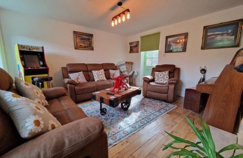 Pontsticill Casa | Brecon Beacons Escape, 3 bedroom, Sleeps 8 with Log Burner