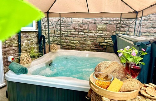 Crickhowell Casa | *Brecon Beacons,Log Burner, hot tub Dogs Welcome*
