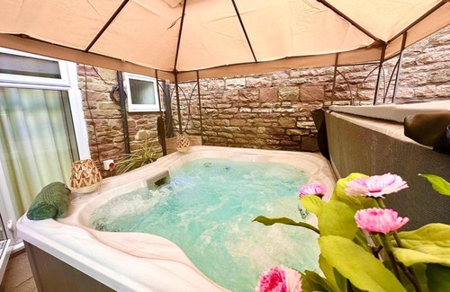 Crickhowell Casa | *Brecon Beacons,Log Burner, hot tub Dogs Welcome*