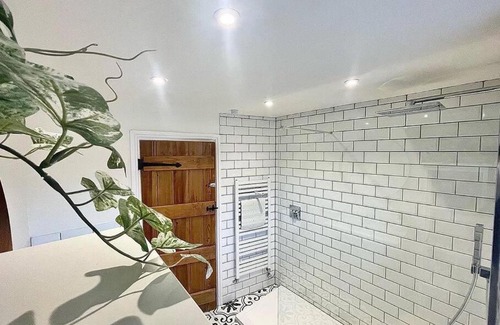 Crickhowell Casa | *Brecon Beacons,Log Burner, hot tub Dogs Welcome*
