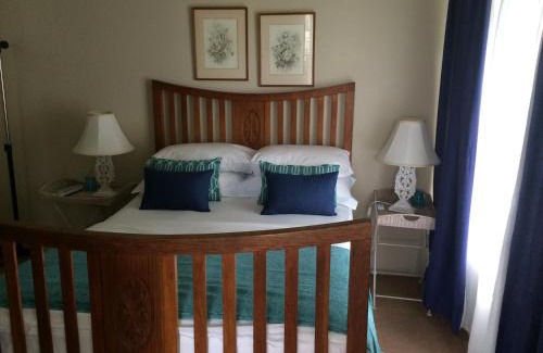Kidd's Beach Cama Y Desayuno | Breeze Inn Guesthouse