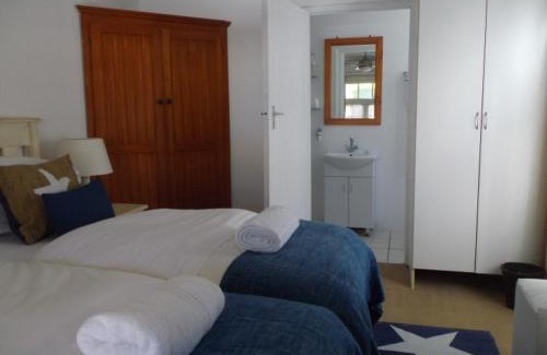 Kidd's Beach Cama Y Desayuno | Breeze Inn Guesthouse