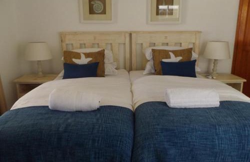 Kidd's Beach Cama Y Desayuno | Breeze Inn Guesthouse