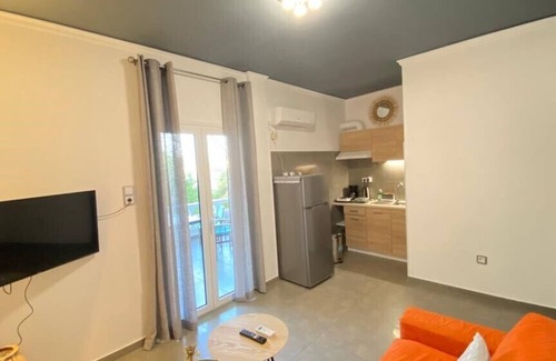 Vouliagmeni Apartamento | Breeze One Bedroom Apartment by BluPine
