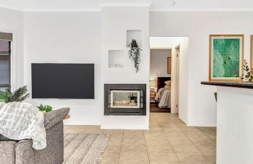 Port Noarlunga Casa | Breezy B on the Esplanade with Direct Beach Access