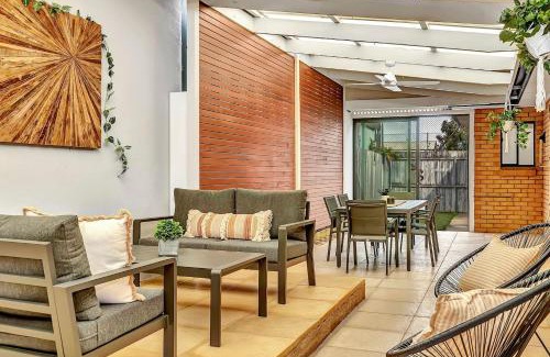 Port Noarlunga Casa | Breezy B on the Esplanade with Direct Beach Access