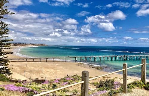 Port Noarlunga Casa | Breezy B on the Esplanade with Direct Beach Access