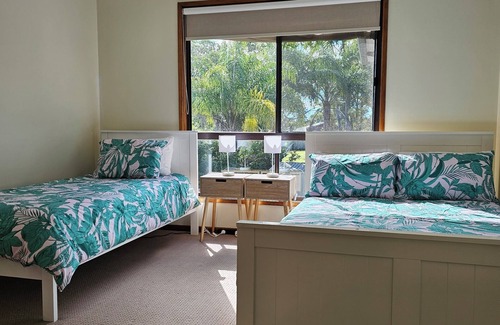 Point Vernon Casa | Breezy Banksia - Home away from Home - 300m to Esplanade + pet friendly