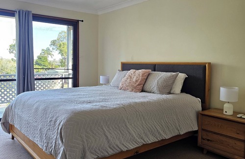 Point Vernon Casa | Breezy Banksia - Home away from Home - 300m to Esplanade + pet friendly