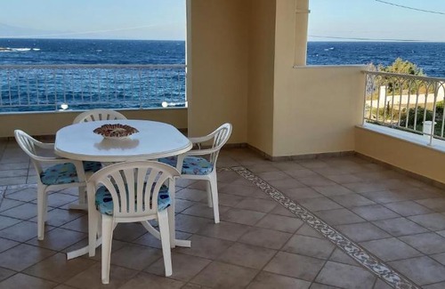 Lavreotiki Apartamento | Breezy Beach House