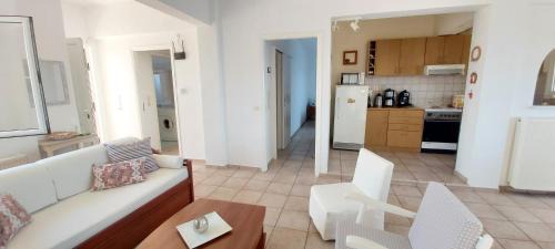 Lavreotiki Apartamento | Breezy Beach House