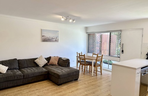 Scarborough Villa | Breezy beach villa - 5 minute walk to beach, cafes & restaurants!