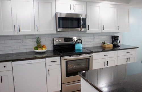Daytona Beach Shores Condominio | Blue Turtle Bungalow - Breezy Beachfront Condo - Ocean Front - First-Floor