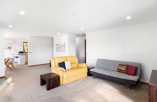 Malua Bay Casa | Breezy Bungalow at Malua