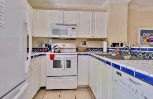 Bahama Village Casa | Breezy Bungalow by AvantStay Close 2 Zachary Taylor State Park Beach w Shared Pool Week Long Stays