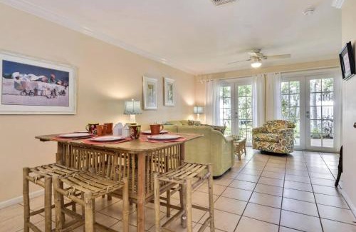 Bahama Village Casa | Breezy Bungalow by AvantStay Close 2 Zachary Taylor State Park Beach w Shared Pool Week Long Stays