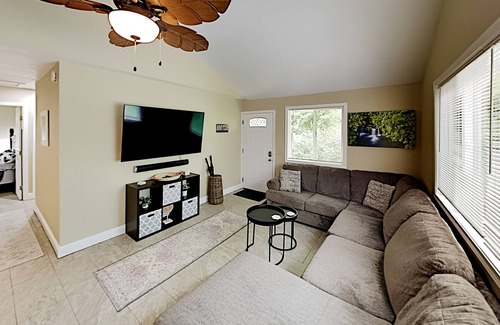 Kapoho Casa | Breezy bungalow with WiFi, private washer/dryer, grill, & deck