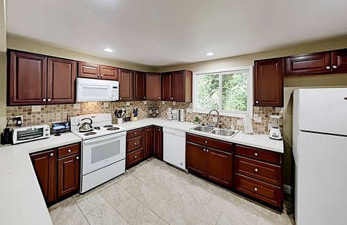 Kapoho Casa | Breezy bungalow with WiFi, private washer/dryer, grill, & deck