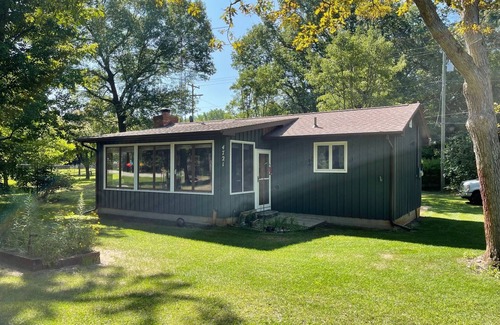 Caseville Cabaña | Breezy Flamingo- Lake view