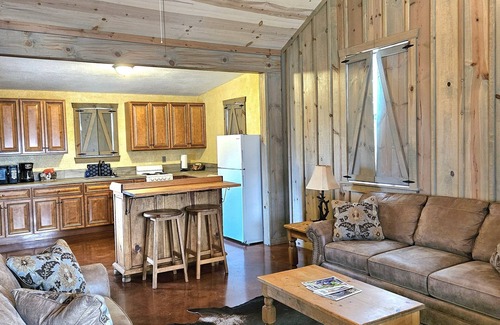 Fredericksburg Cabaña | Breezy Hills Cottages