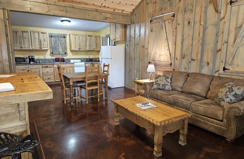 Fredericksburg Cabaña | Breezy Hills Cottages
