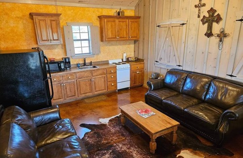 Fredericksburg Cabaña | Breezy Hills Cottages