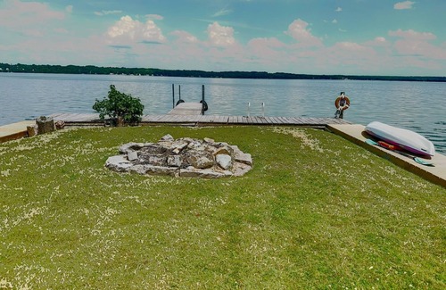 Seneca Falls Casa | Breezy Lake Front Living/One of a kind backyard/ Fire pit/Kayaks/Nature/Wineries