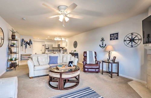 Camdenton Condominio | Breezy Lakefront Condo w/ Balcony & Lake View!
