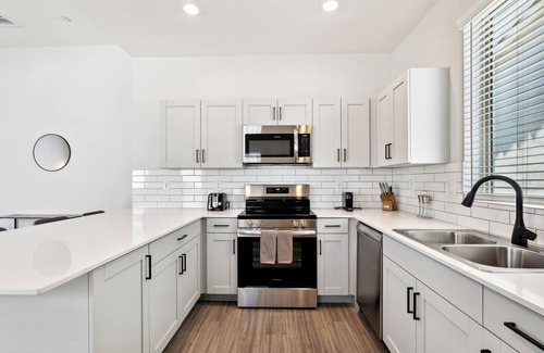 Casa Grande Casa | Breezy Modern House with Pool BBQ
