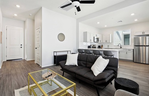 Casa Grande Casa | Breezy Modern House with Pool BBQ