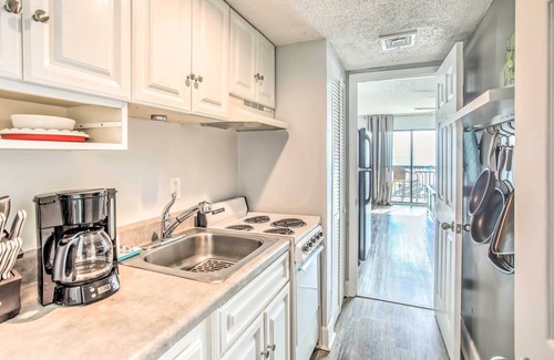 Myrtle Beach Apartamento | Breezy Myrtle Beach Condo w/ Balcony & Views!