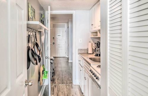 Myrtle Beach Apartamento | Breezy Myrtle Beach Condo w/ Balcony & Views!