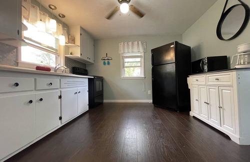 Saint Joseph Casa | Breezy Pad, cerca del lago, w / Backyard Oasis
