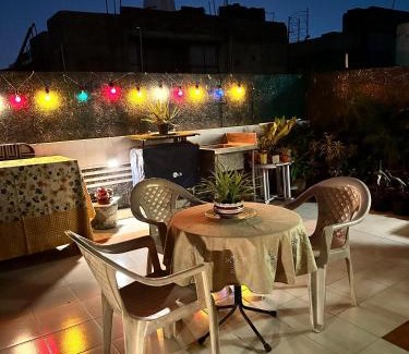 New Delhi Apartamento | Breezy Rooftop Retreat