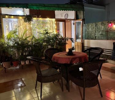 New Delhi Apartamento | Breezy Rooftop Retreat