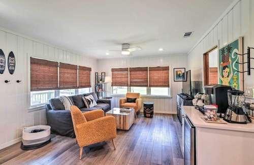 Surfside Beach Cabaña | Breezy Surfside Beach Home w/ Deck: Walk to Beach
