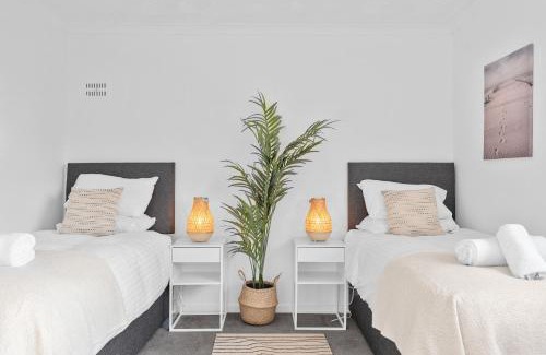 Severn Beach Casa | Brett Stays - Fast WiFi - Modern Amenities - Smart TV - Sleeps 8