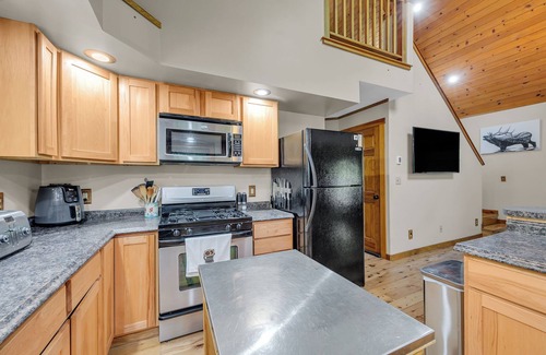 Holden Casa | Brewer Lake Wilderness Cabin - Connect to Nature and Enjoy Classic Maine Charm!