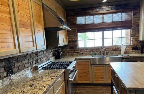Negreet Casa | Brick Home W/ Great Views of Toledo Bend Lake & Outdoor Kitchen Sleeps 9