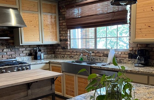 Negreet Casa | Brick Home W/ Great Views of Toledo Bend Lake & Outdoor Kitchen Sleeps 9