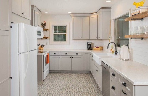Appleton Casa | -Brick House Charm - 4 br, 3 bath