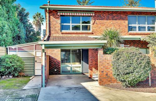 Glenelg North Casa | 'Brick Tides' Experience the Serene Glenelg North